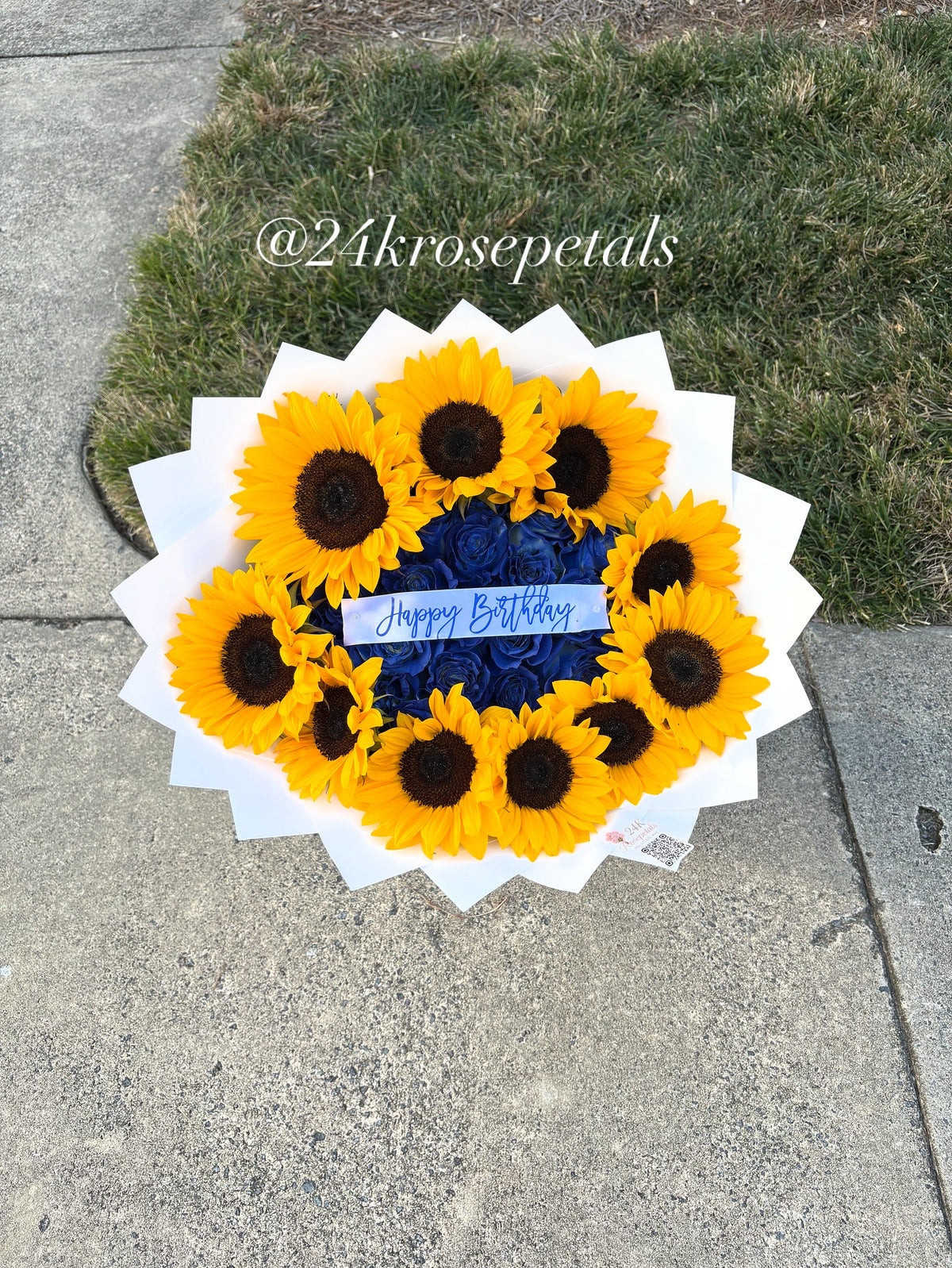 25 Count Blue Rose Bouquet W/Sunnies