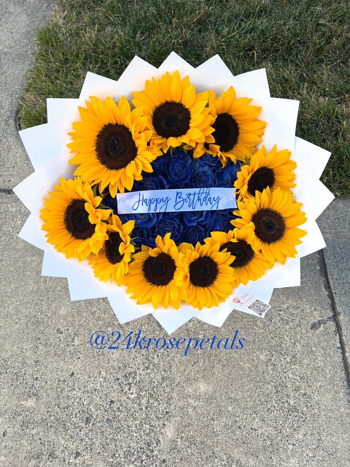 25 Count Blue Rose Bouquet W/Sunnies